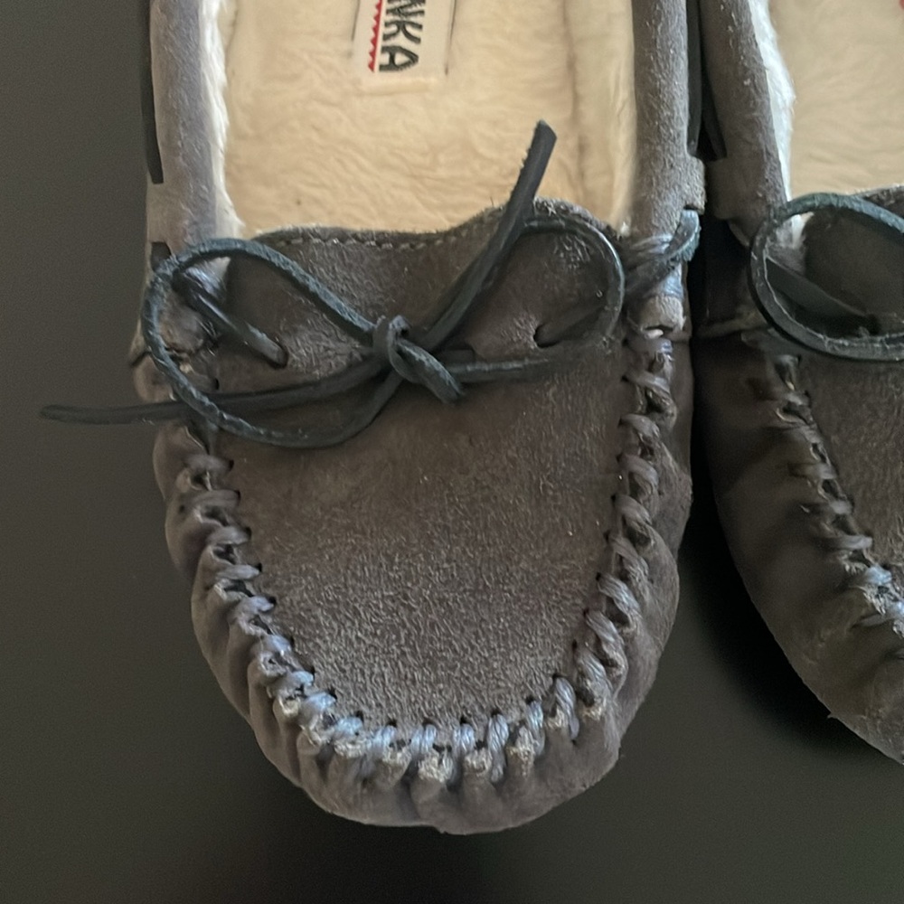 Minnetonka Grey Moccasin Shoe Sz 7 Leather Tie Exterior Side Front Sherpa Lining - Picture 5 of 13